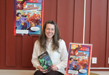 Bibliotekar ved Røros bibliotek, Mari Snortheim gleder seg til årets Sommerles starter. Foto: Tove Østby