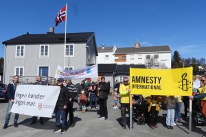 Bonde og småbrukarlaget og Amnesty International markerte seg i årets første maitog på Røros.
Foto: Tore Østby