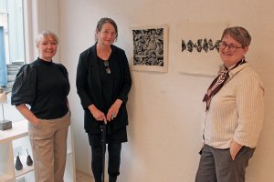 Ellen Kristine Klemmetvold, Ingrid Viksmo og Sigrid M. Jansen under utstillingsåpningen. Foto: Tove Østby