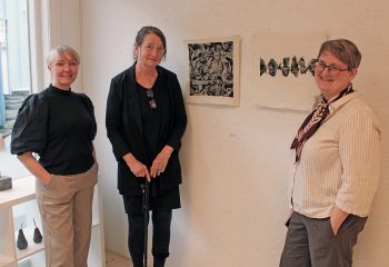 Ellen Kristine Klemmetvold, Ingrid Viksmo og Sigrid M. Jansen under utstillingsåpningen. Foto: Tove Østby