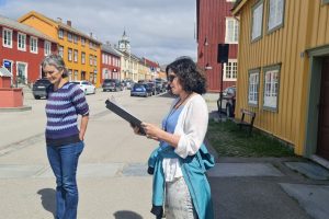 Anne Hulbækdal fra Steinkjer bibliotek var en av de som var med Ellen Vibeke Solli Nygjelten på Litterær vandring i Verdensarven på onsdag. Foto: Tove Østby