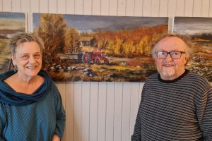 Anne Åssveen og Oddvar Siksjø er klare til årets sommerutstilling i Galleri Kårstuggu. Foto: Tove Østby