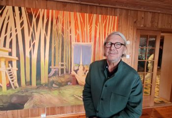 Kunstner Ulf Nilsen stiller ut i Fondahuset under Nora-dagene. Foto: Tove Østby