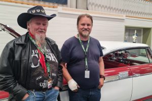 Willy Aspaas og Rasmus Aspaas ved sin Plymouth Fury. Foto: Tove Østby