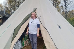 Gjør noe fint for andre dagen Leder for Røros Frivilligsentral, Marianne Magga utenfor Lavvoen på Tamnesvollen. Foto: Tove Østby