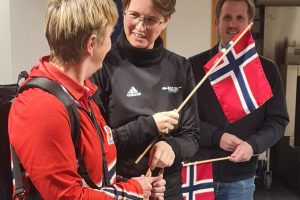 Monihca Nergaard blir gratulert med EM-sølv av leder for HEG IL bueskyttergruppe. Linda Cathrine Herud. Nå får H.E.G. Ill 41.500 kroner til sin bygdakafè. Foto: Tove Østby