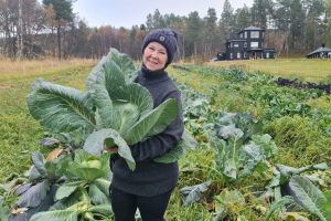 Røros Markedshage Elin Aas driver Røros markedshage. Her er hun i åkeren sin. Foto: Tove Østby