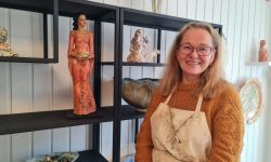 Astrid Grue Keramiker Astrid Grue i sitt keramikkstudio i Veksthuset. Foto: Tove Østby