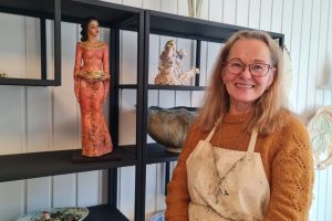 Astrid Grue Keramiker Astrid Grue i sitt keramikkstudio i Veksthuset. Foto: Tove Østby