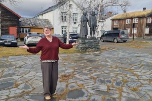 Jul på Røros Leder for Røros Handelsstands Forening, Sigrid M. Jansen gleder seg til det blir skøytebane i Nilsenhjørneparken. Foto: Tove Østby