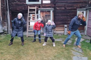 Det øves til forestilling i Rasmusgården. Foto: Tove Østby