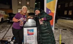 BUA var på plass under åpningen av skøytebanen før jul. Nå skal Caroline Oksdøl Søberg og Marianne Magga besøke Eventyrlig lørdag hos Røros bibliotek. Foto: Tove Østby