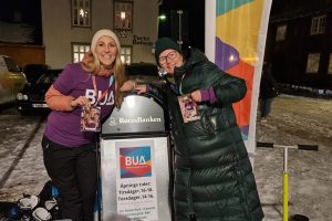 BUA var på plass under åpningen av skøytebanen før jul. Nå skal Caroline Oksdøl Søberg og Marianne Magga besøke Eventyrlig lørdag hos Røros bibliotek. Foto: Tove Østby