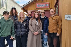 Glade for å kunne arrangere julebord. Deler av Ungdomsrådet i Røros kommune sammen med Ove Testad og Haldor Bromstad fra Ungdommens Hus Røros og Silje Rønning fra Rørosbanken. Foto: Tove Østby
