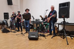 The Churchills holdt konsert i storsalen på Øverhagaen Bo - Helse og Velferdssenter. Terje Forsberg, John Sindre Kirksbakk, Leif Jørgen Hovdahl, Lester Goodwine og Dag Sagen. Foto: Tove Østby