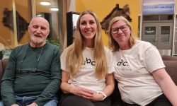 Tre av medlemmene i gruppen til Den Kulturelle Spaserstokken i Røros kommune. Stein Ødegaard, Caroline Oksdøl Søberg og Marianne Magga. Foto: Tove Østby