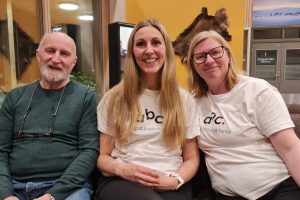 Tre av medlemmene i gruppen til Den Kulturelle Spaserstokken i Røros kommune. Stein Ødegaard, Caroline Oksdøl Søberg og Marianne Magga. Foto: Tove Østby