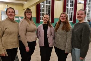 Kormedlemmer. Ingrid Sandnes Williamsen (35), Aina Stai Lien (snart 35), Heidi Krog(28), Annie Havn (26) og Tuva Annie Rennemo Kjelsberg (20). Foto: Tove Østby