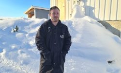 Andreas Knoff Sundt startet som frivillig i Femundløpet sju år gammel. Nå har han vært frivillig i over 30 år. Foto: Tove Østby