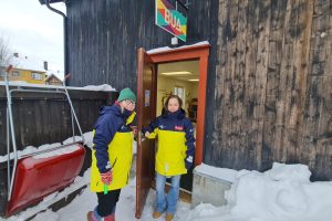 Leder for Røros Frivilligsentral, Marianne Magga og natteravn Milla Benedikte Lian ønsker n ye natteravner velkommen. Foto: Tove Østby