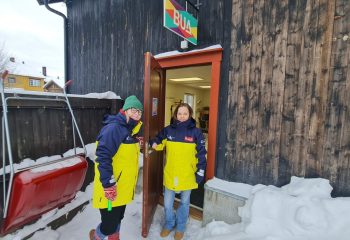 Leder for Røros Frivilligsentral, Marianne Magga og natteravn Milla Benedikte Lian ønsker n ye natteravner velkommen. Foto: Tove Østby