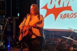 Kjerstin Johanna Haanæs Häggblom er en av ungdommene som skal representere Røros kommune på UKM Regionfestival Trøndelag. Foto: Tove Østby