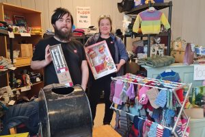 John Rasmus Ryen og Lene Kathrine Gullikstad har mange fine premier i Frelsesarmeen sitt kjinnbytte-lotteri under martnan. Foto: Tove Østby