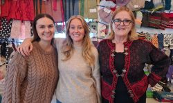 Rebekka Løkken, Kjersti Sorken og Marit Tamnes var på plass ved kjinnbytta på åpningsdagen av martnan. Foto: Tove Østby