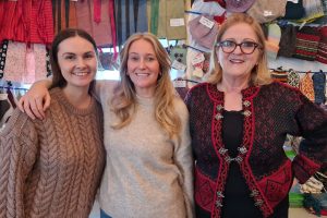 Rebekka Løkken, Kjersti Sorken og Marit Tamnes var på plass ved kjinnbytta på åpningsdagen av martnan. Foto: Tove Østby