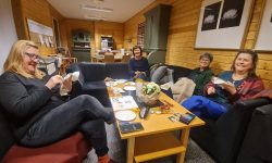 Sting er et nytt tilbud hos Røros Husflidslag. Liv Bye, Solfrid Ødegård, Brit Dahl og Anne Nørbech hadde en hyggelig kveld sammen. Foto: Tove Østby