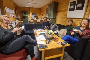 Sting er et nytt tilbud hos Røros Husflidslag. Liv Bye, Solfrid Ødegård, Brit Dahl og Anne Nørbech hadde en hyggelig kveld sammen. Foto: Tove Østby