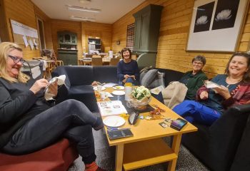 Sting er et nytt tilbud hos Røros Husflidslag. Liv Bye, Solfrid Ødegård, Brit Dahl og Anne Nørbech hadde en hyggelig kveld sammen. Foto: Tove Østby