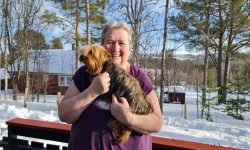 Styremedlem i En hjelpende hånd Fjellregionen, Heidi Bukkvoll sammen med hunden sin. Foto: Tove Østby