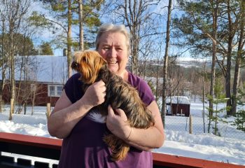 Styremedlem i En hjelpende hånd Fjellregionen, Heidi Bukkvoll sammen med hunden sin. Foto: Tove Østby