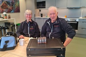 Elise Leganger og Sigmund Harsjøen i Høreapperathjelpen. Foto: Tove Østby