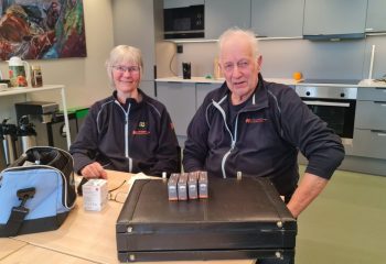 Elise Leganger og Sigmund Harsjøen i Høreapperathjelpen. Foto: Tove Østby