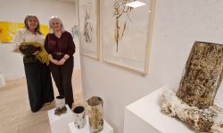 Kathrine Berg og Anne Kristin Myrseth stiller ut hos Kunst & Kaos. Foto: Tove Østby