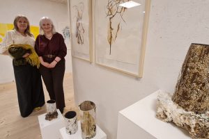 Kathrine Berg og Anne Kristin Myrseth stiller ut hos Kunst & Kaos. Foto: Tove Østby