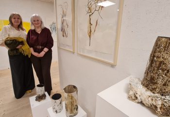 Kathrine Berg og Anne Kristin Myrseth stiller ut hos Kunst & Kaos. Foto: Tove Østby