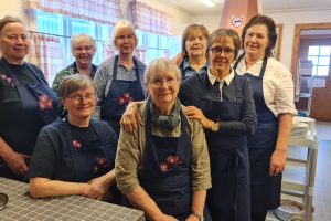 Sanitetskvinnene Røros serverte middag til hjemmeboende over 70 år. Paula Blomli, Annlaug Wesselvold, Åse Bakksæter, Anne - Berit Floor, Lillian Arlie, Eva Brynhildsvold, Anne  Britt Forodden og Mette Kvithyll Whist. Foto: Tove Østby