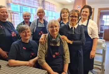 Sanitetskvinnene Røros serverte middag til hjemmeboende over 70 år. Paula Blomli, Annlaug Wesselvold, Åse Bakksæter, Anne - Berit Floor, Lillian Arlie, Eva Brynhildsvold, Anne  Britt Forodden og Mette Kvithyll Whist. Foto: Tove Østby