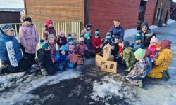 Hengfonna barnehage fikk fuglekasse i gave. 
Foto: Tove Østby