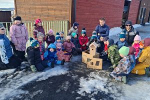 Hengfonna barnehage fikk fuglekasse i gave. 
Foto: Tove Østby