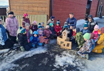 Hengfonna barnehage fikk fuglekasse i gave. 
Foto: Tove Østby