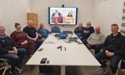 Årets første møte for produksjonsteamet for Elden. Liv Berit Luksengård (vertskapsansvarlig, Linn-Kristin Bukkvoll (hår og sminke), Jo Inge Nes (daglig leder). Herdis Hustad Olsen ((kostyme), Knut Nordhagen (frivilligkoordinator), Kurt Ove Holden (teknisk ansvarlig), Monika Goodwine (produksjonsleder), Runar Marken (salgsansvarlig) og Pål Wessel Skjeveland (SLAGG-ansvarlig. På skjerm: Mona Lise Riis (produksjonsassistent), Mariann Jakobsen (velferdsansvarlig) og Stian Tranung (regiassistent). Foto: Tove Østby