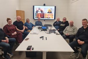 Årets første møte for produksjonsteamet for Elden. Liv Berit Luksengård (vertskapsansvarlig, Linn-Kristin Bukkvoll (hår og sminke), Jo Inge Nes (daglig leder). Herdis Hustad Olsen ((kostyme), Knut Nordhagen (frivilligkoordinator), Kurt Ove Holden (teknisk ansvarlig), Monika Goodwine (produksjonsleder), Runar Marken (salgsansvarlig) og Pål Wessel Skjeveland (SLAGG-ansvarlig. På skjerm: Mona Lise Riis (produksjonsassistent), Mariann Jakobsen (velferdsansvarlig) og Stian Tranung (regiassistent). Foto: Tove Østby