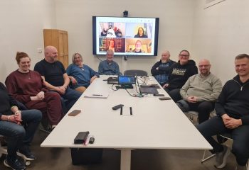 Årets første møte for produksjonsteamet for Elden. Liv Berit Luksengård (vertskapsansvarlig, Linn-Kristin Bukkvoll (hår og sminke), Jo Inge Nes (daglig leder). Herdis Hustad Olsen ((kostyme), Knut Nordhagen (frivilligkoordinator), Kurt Ove Holden (teknisk ansvarlig), Monika Goodwine (produksjonsleder), Runar Marken (salgsansvarlig) og Pål Wessel Skjeveland (SLAGG-ansvarlig. På skjerm: Mona Lise Riis (produksjonsassistent), Mariann Jakobsen (velferdsansvarlig) og Stian Tranung (regiassistent). Foto: Tove Østby