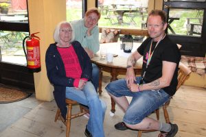 Anne Hellen Westum, Anne Lise Hansen Aspaas og Hans Oddvar Stuenes gleder seg til Kreativ aften på Thomasgaarden. Foto: Tove Østby