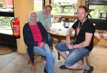 Anne Hellen Westum, Anne Lise Hansen Aspaas og Hans Oddvar Stuenes gleder seg til Kreativ aften på Thomasgaarden. Foto: Tove Østby