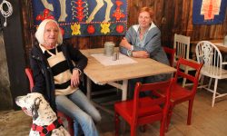 Anne Lise Hansen Aspaas og Anne Hellen Westum og hunden Bella gleder seg til sommeren hos Thomasgaarden.  Foto: Tove Østby